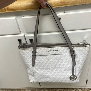 Micheal Kors purse